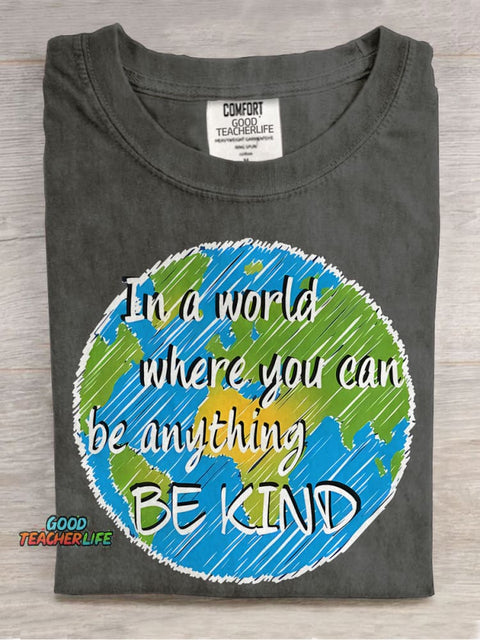 In A World Where You Can Be Anything Be Kind Teacher Casual Print T-shirt