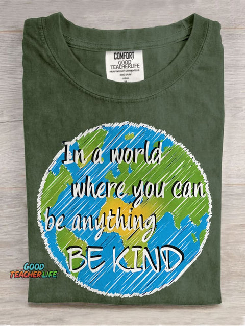 In A World Where You Can Be Anything Be Kind Teacher Casual Print T-shirt