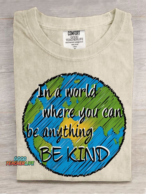 In A World Where You Can Be Anything Be Kind Teacher Casual Print T-shirt