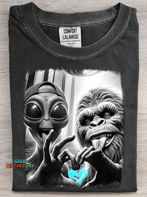 Bigfoot Sasquatch Alien Lovefest Love Hand Sign Art Print Casaul Short Sleeve T-shirt