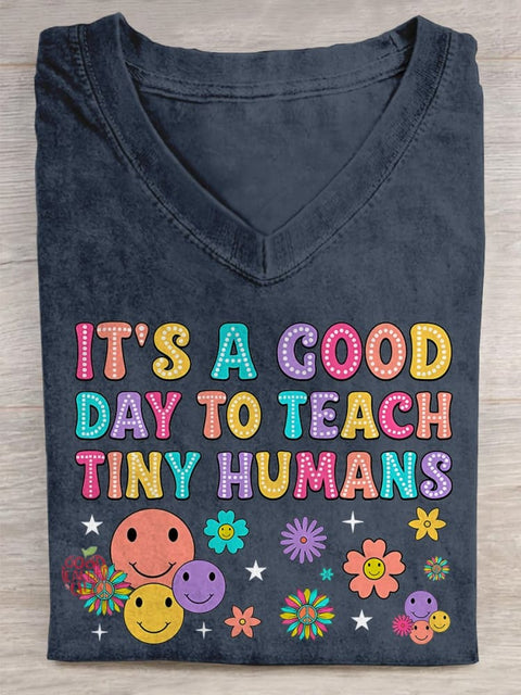 Retro School Teacher It's A Good Day To Teach Tiny Humans V-neck Casual T-Shirt